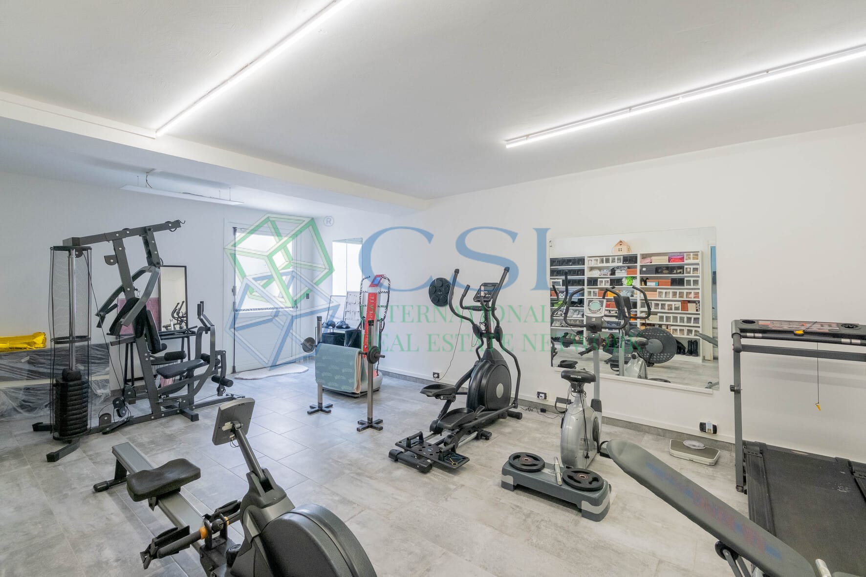 Villa indipendente con area privata e magazzino a Cardano Al Campo