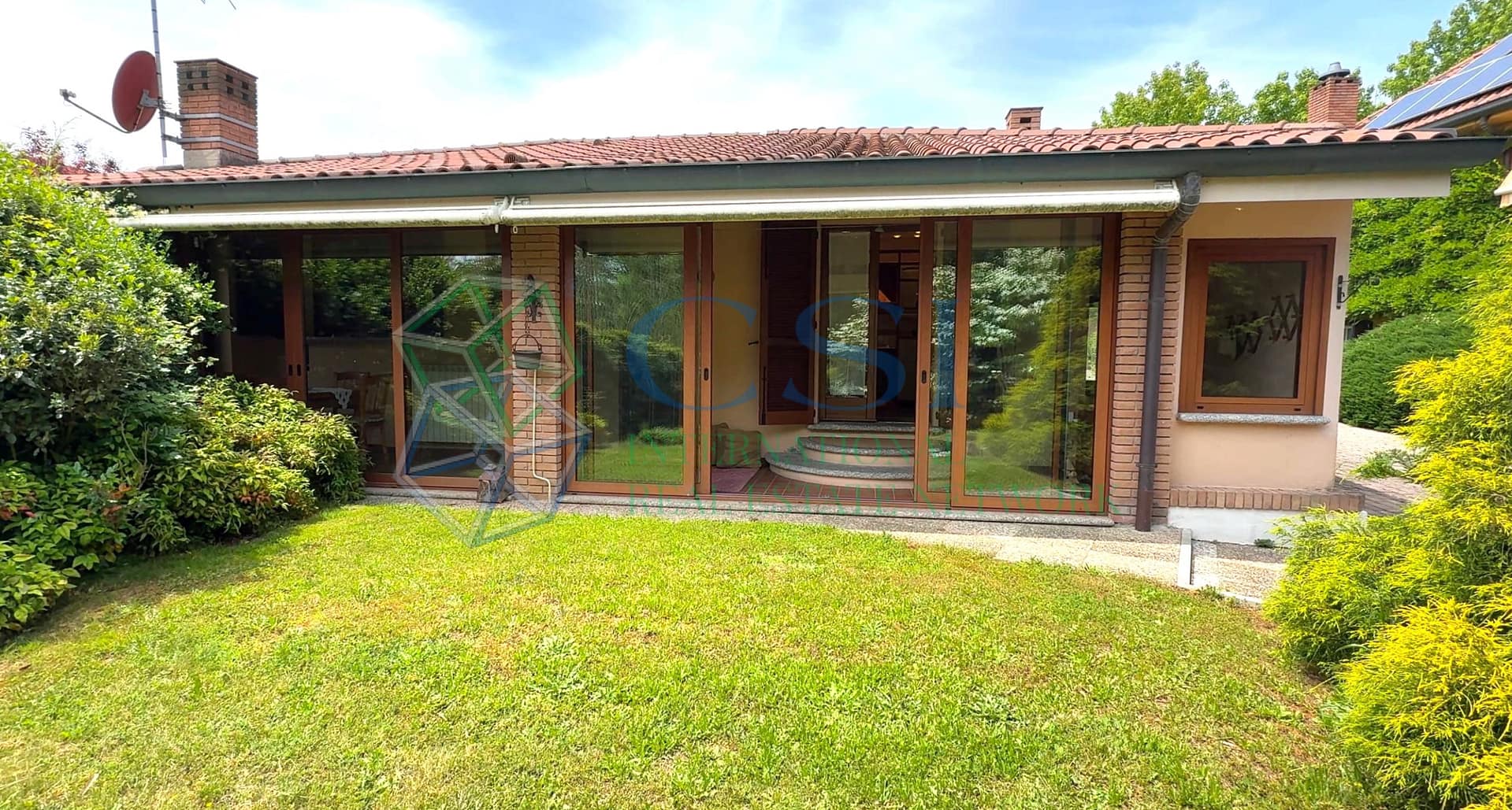 Villa padronale con piscina, dependance e parco privato a Merone