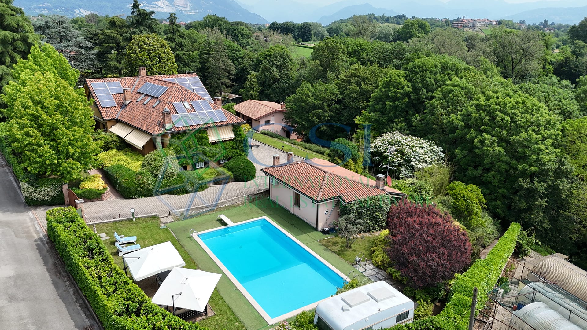 Villa padronale con piscina, dependance e parco privato a Merone