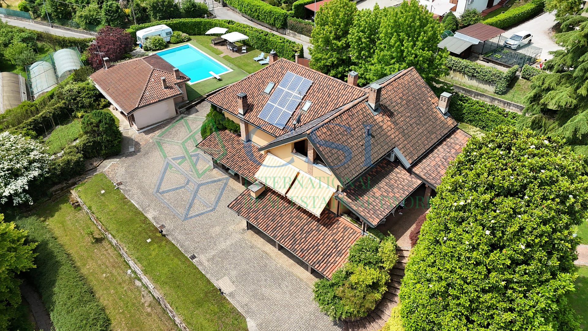 Villa padronale con piscina, dependance e parco privato a Merone