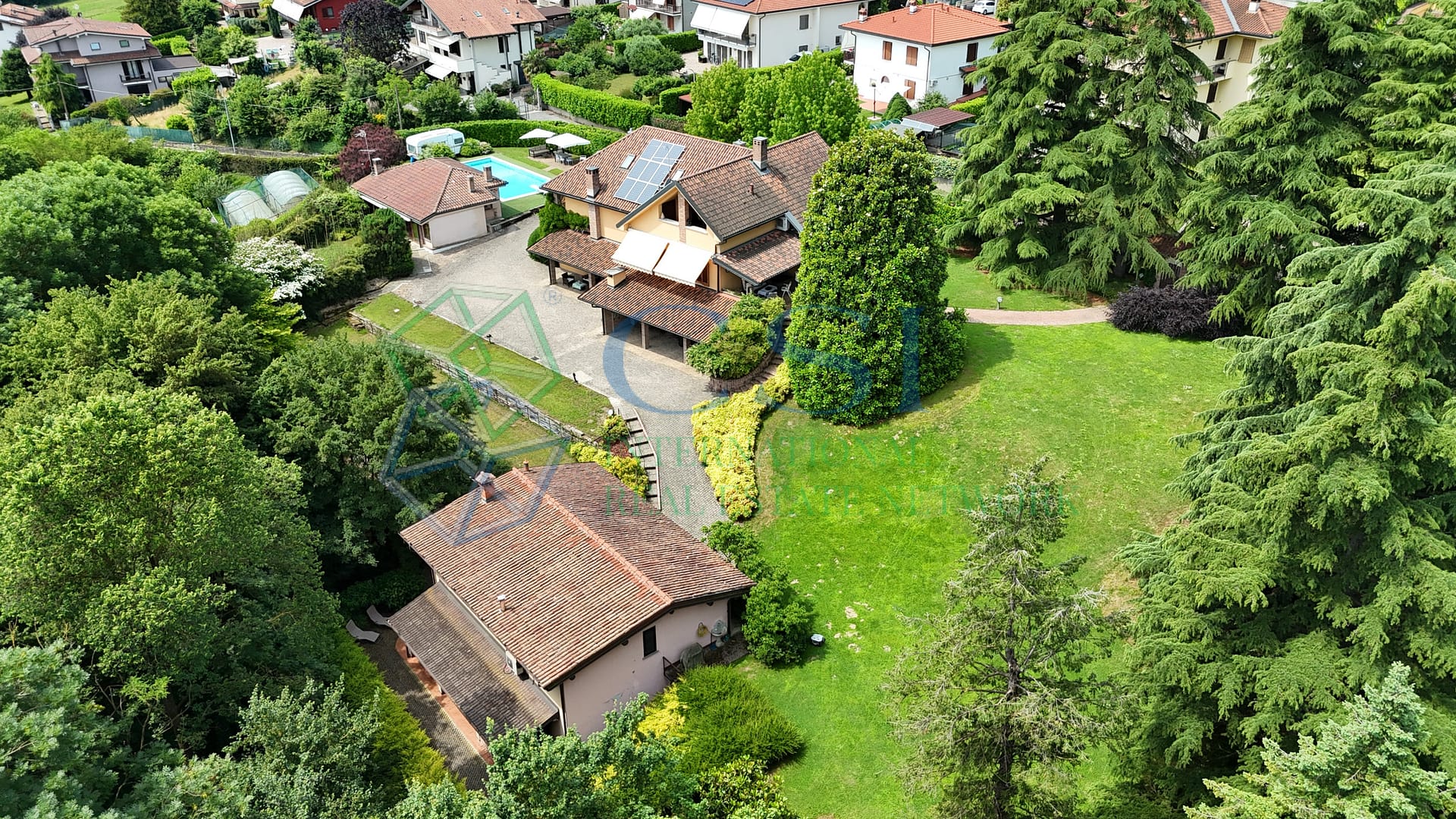 Villa padronale con piscina, dependance e parco privato a Merone