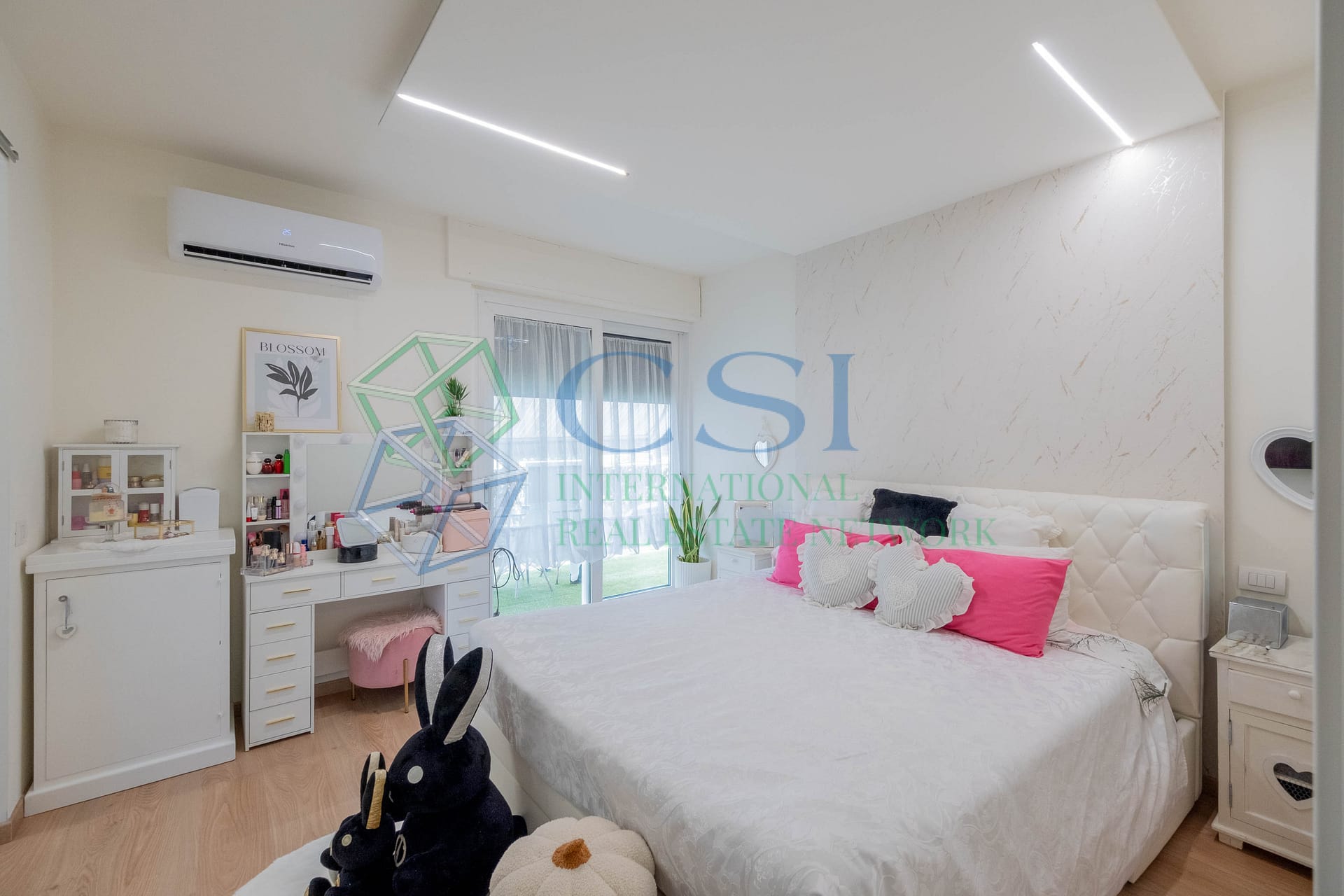 Villa indipendente con area privata e magazzino a Cardano Al Campo