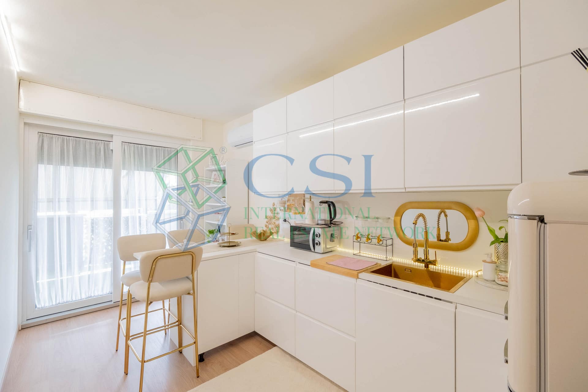 Villa indipendente con area privata e magazzino a Cardano Al Campo