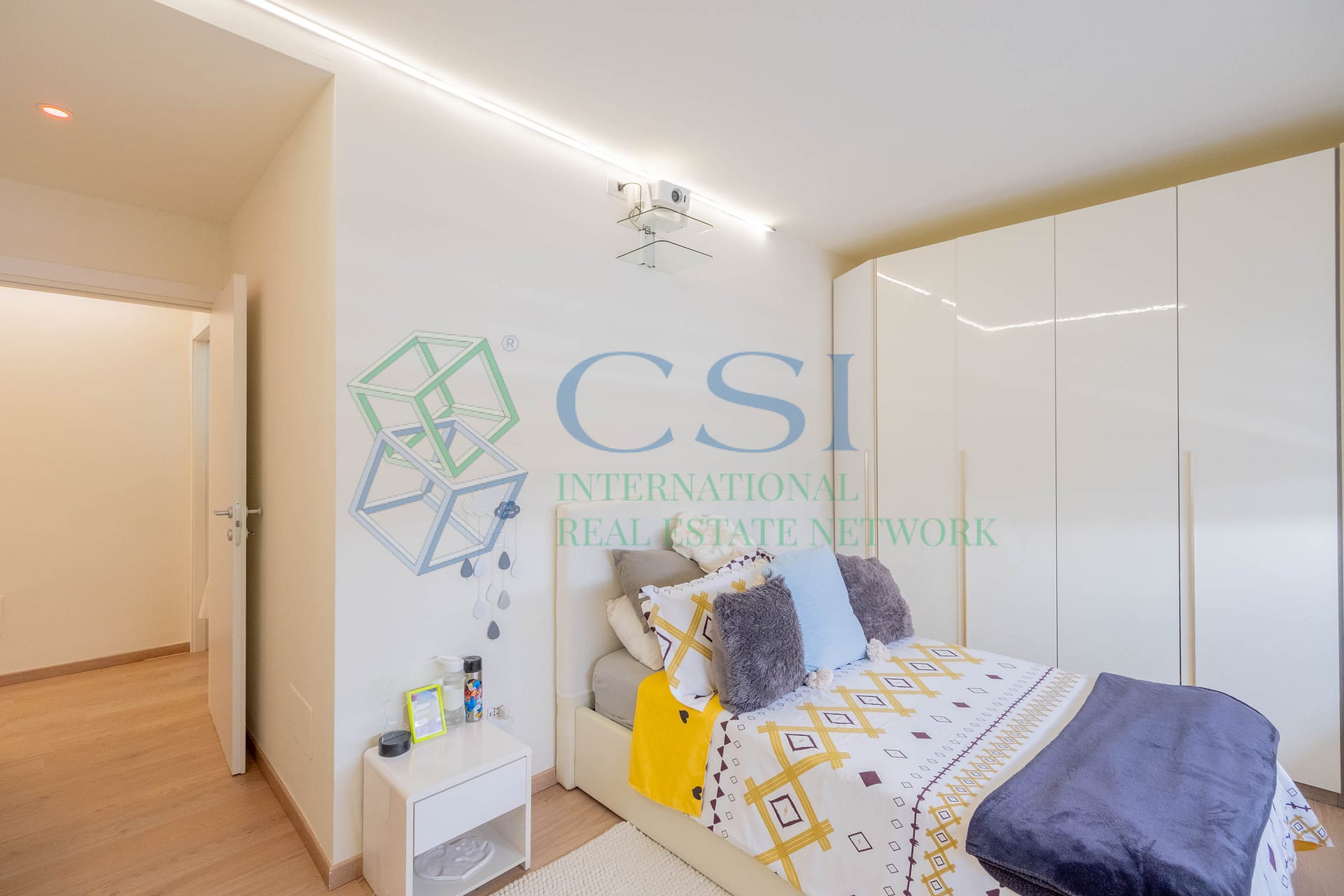 Villa indipendente con area privata e magazzino a Cardano Al Campo