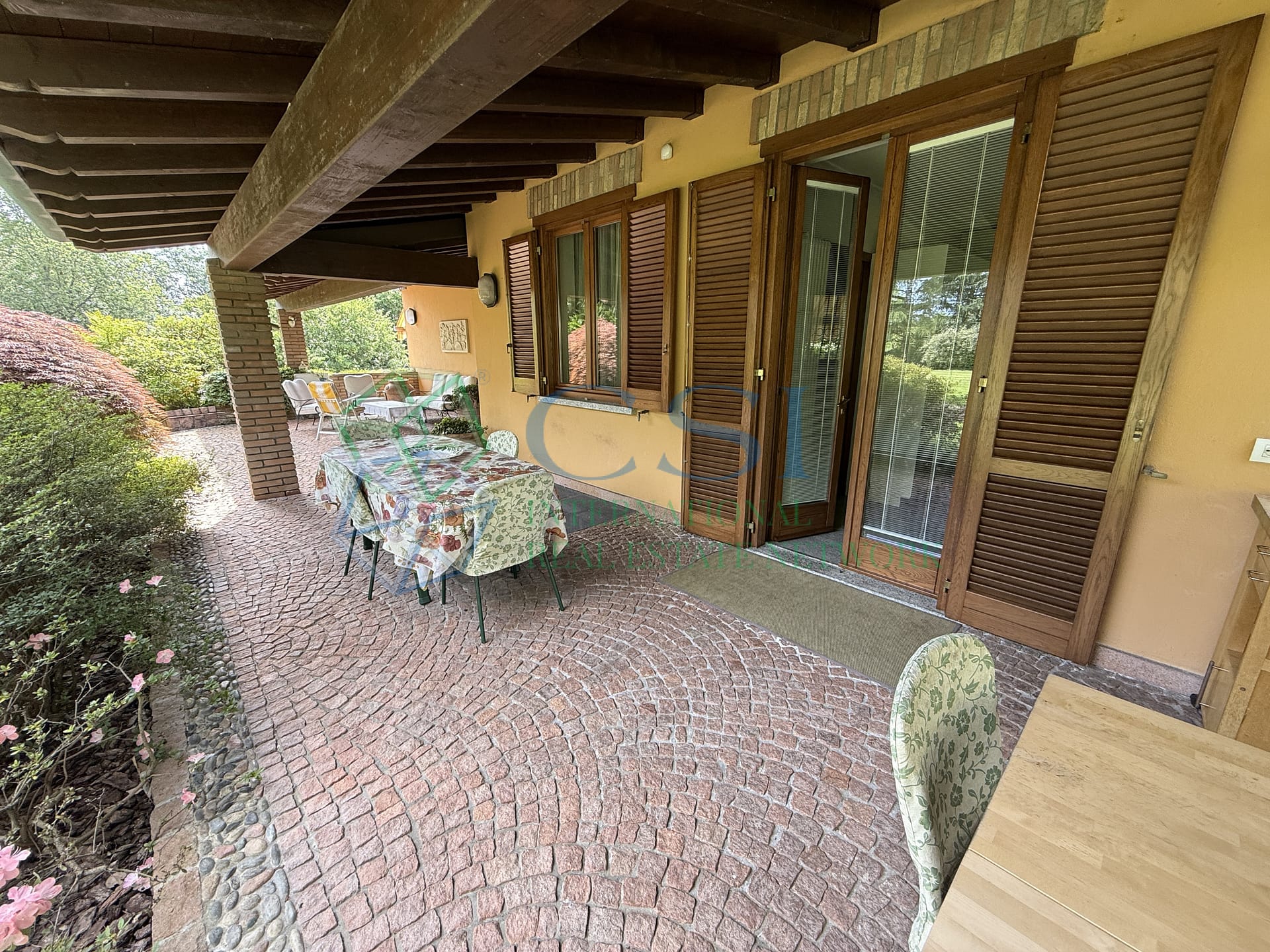 Villa padronale con piscina, dependance e parco privato a Merone