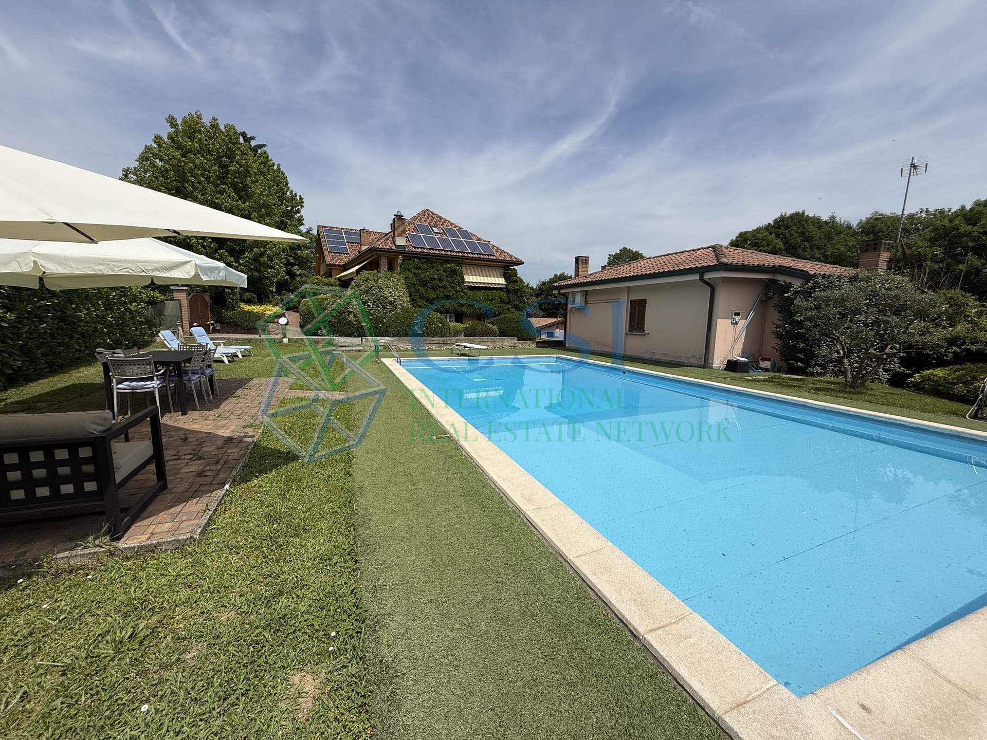 Villa padronale con piscina, dependance e parco privato a Merone