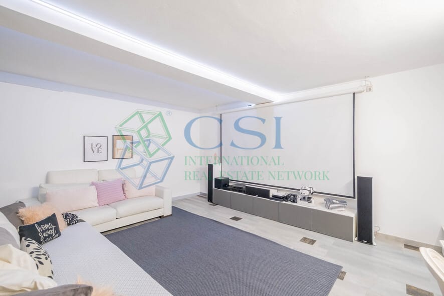 Villa indipendente con area privata e magazzino a Cardano Al Campo