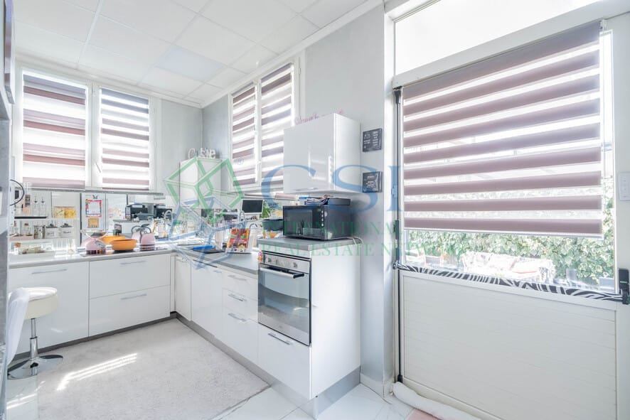 Villa indipendente con area privata e magazzino a Cardano Al Campo