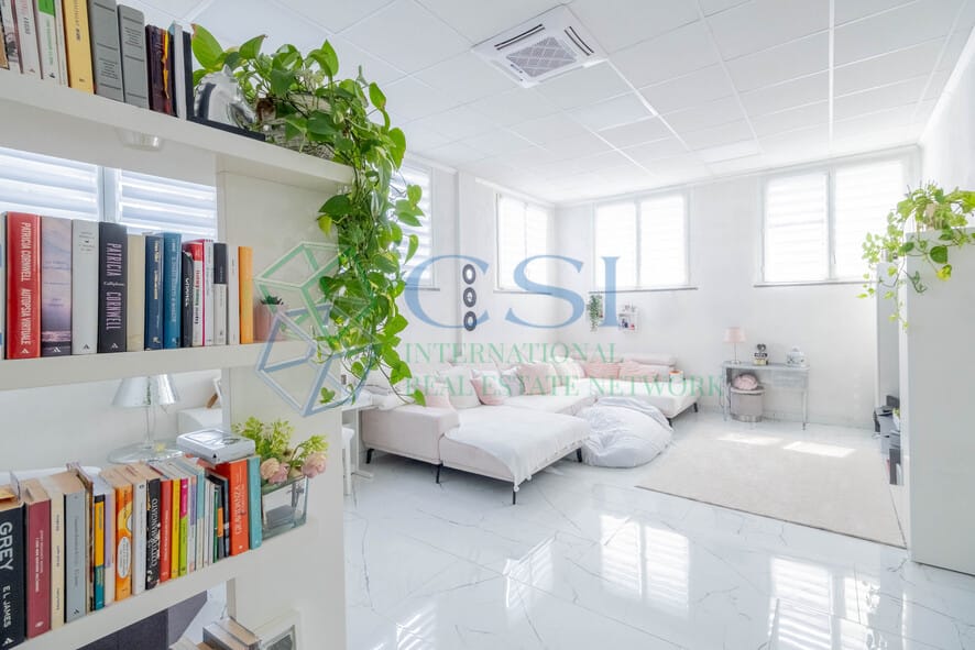 Villa indipendente con area privata e magazzino a Cardano Al Campo