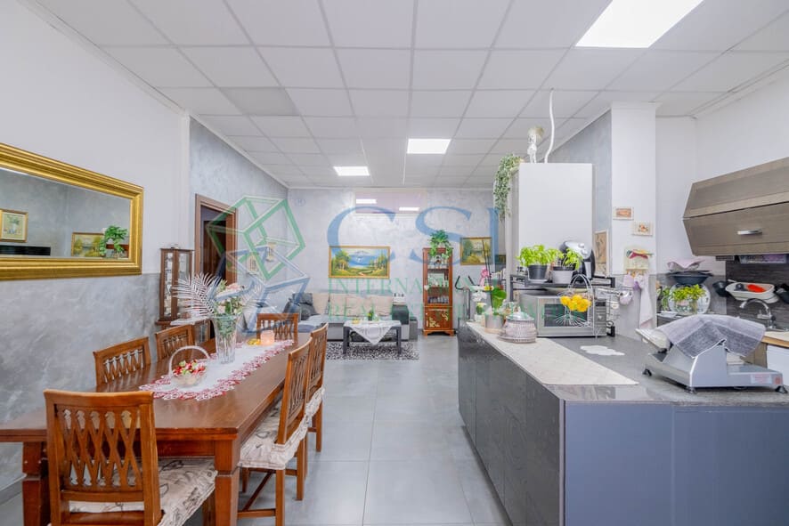 Villa indipendente con area privata e magazzino a Cardano Al Campo