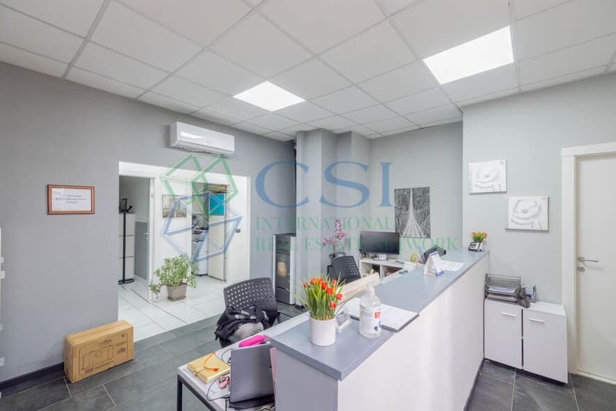 Villa indipendente con area privata e magazzino a Cardano Al Campo