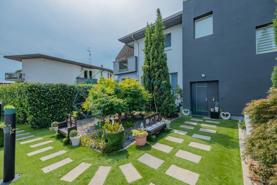 Villa indipendente con area privata e magazzino a Cardano Al Campo
